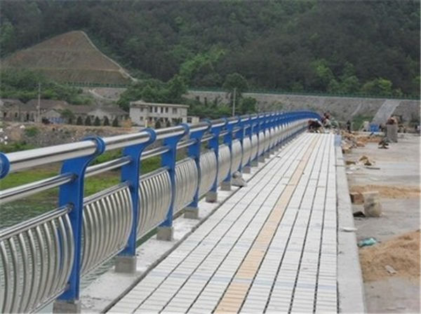 宜春不锈钢桥梁护栏的特性及其在现代建筑中的应用